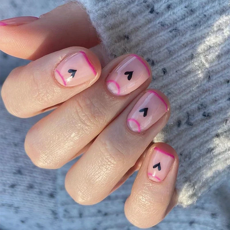 Kreative Nagelkunst mit Herz-Design und Glitzerakzenten Karnz