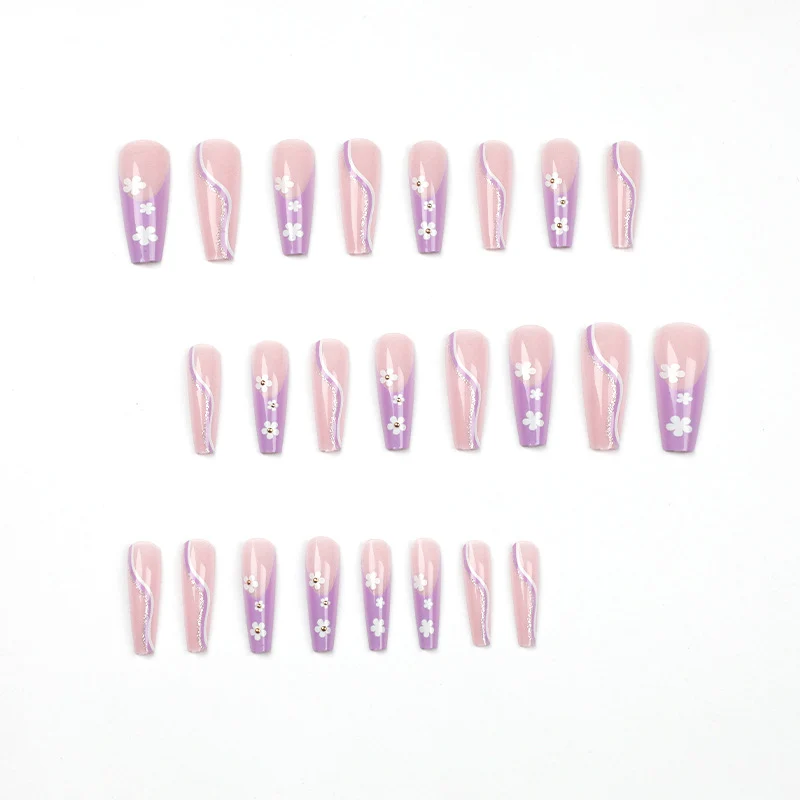 Kreative Nagelkunst mit floralen Akzenten Karnz