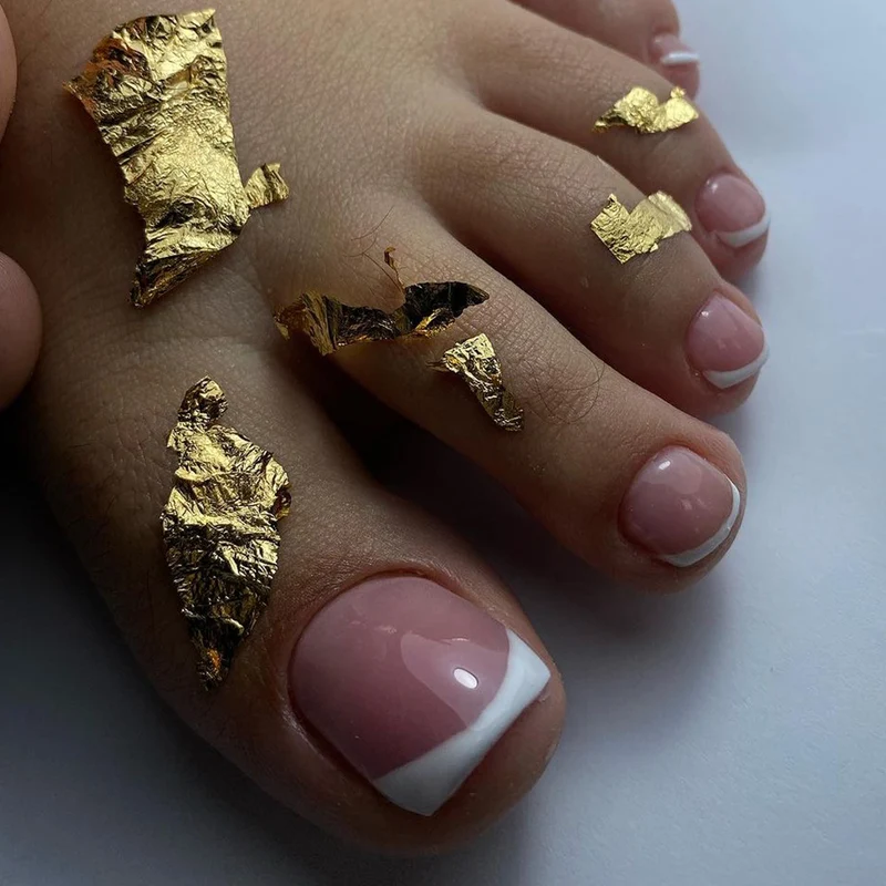 Artful toenail decoration with elegant gold accent Stornfield