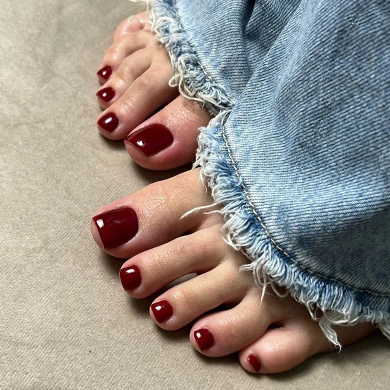Artful toenail decoration with elegant gold accent Stornfield