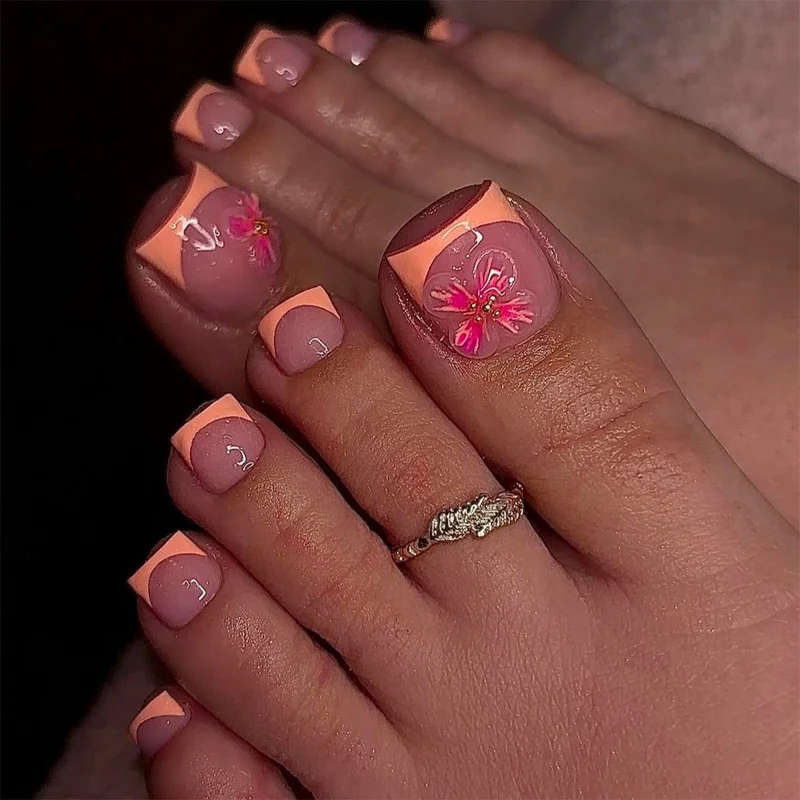 Artful toenail decoration with elegant gold accent Stornfield