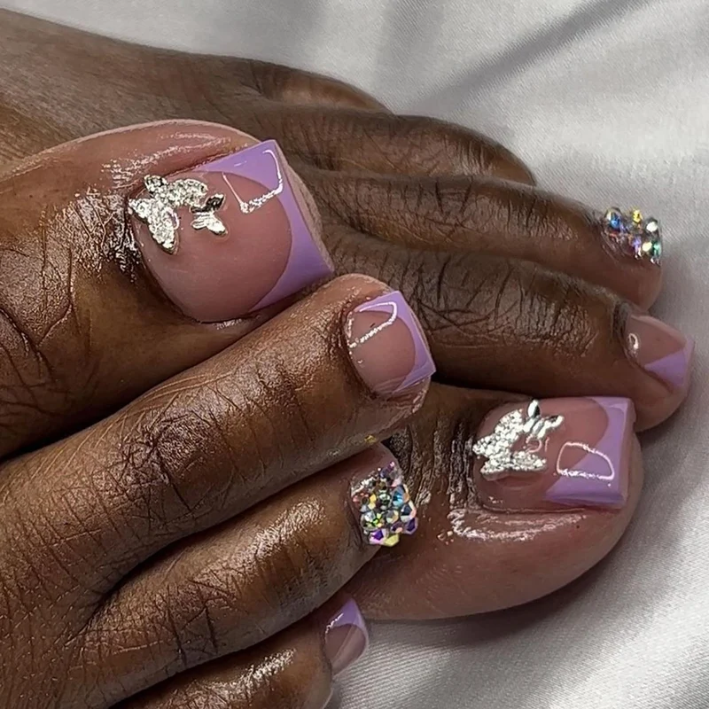 Artful toenail decoration with elegant gold accent Stornfield