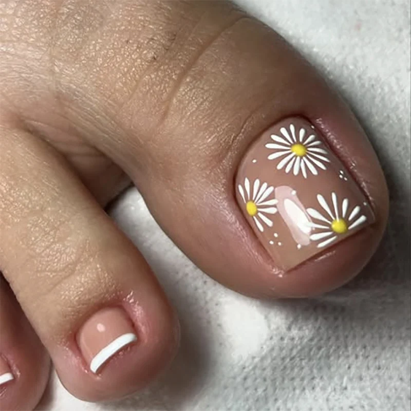 Artful toenail decoration with elegant gold accent Stornfield