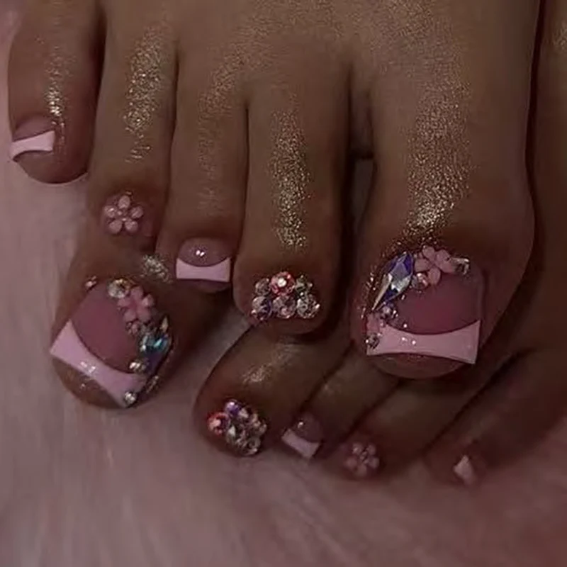 Artful toenail decoration with elegant gold accent Stornfield