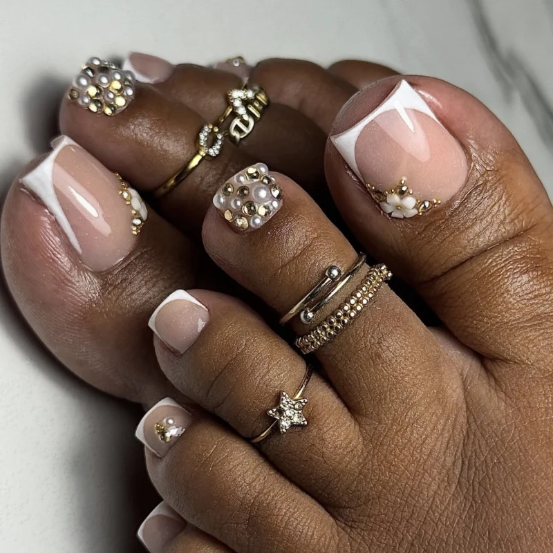 Artful toenail decoration with elegant gold accent Stornfield