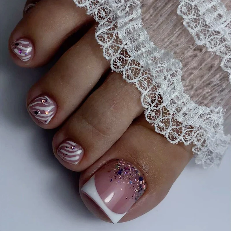Artful toenail decoration with elegant gold accent Stornfield