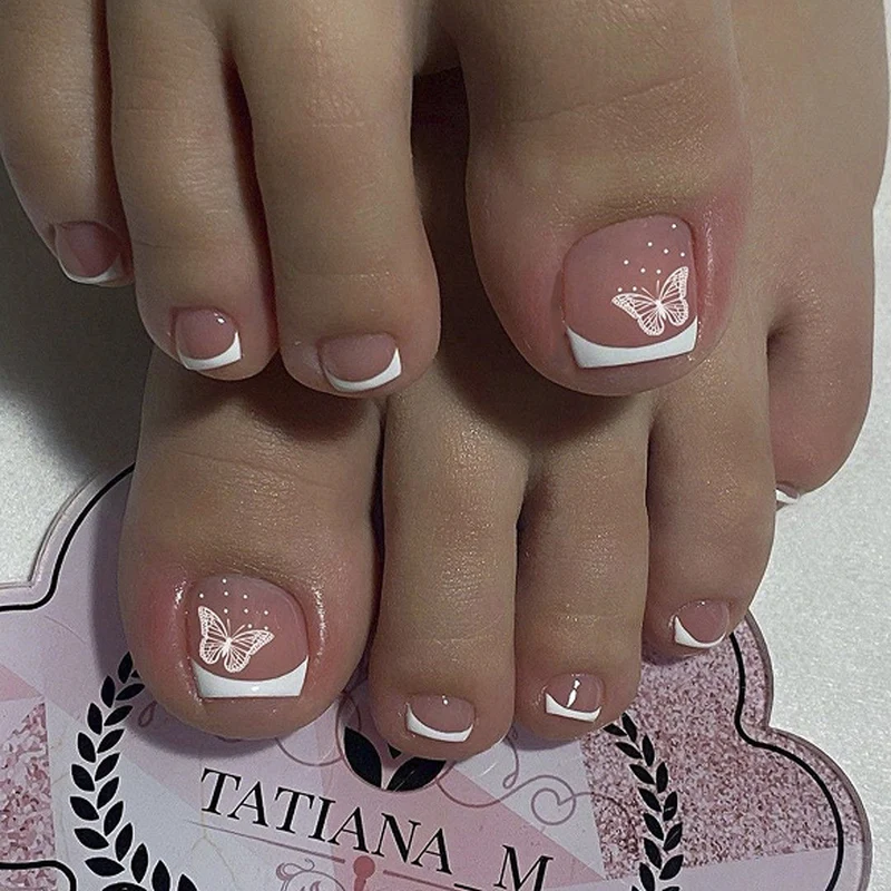 Artful toenail decoration with elegant gold accent Stornfield