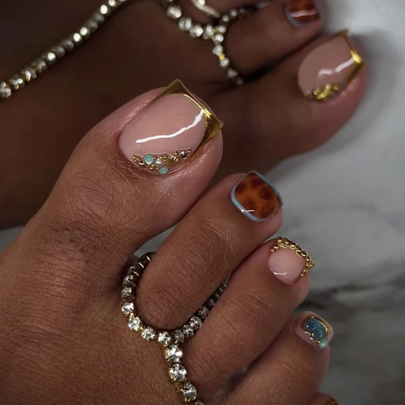 Artful toenail decoration with elegant gold accent Stornfield