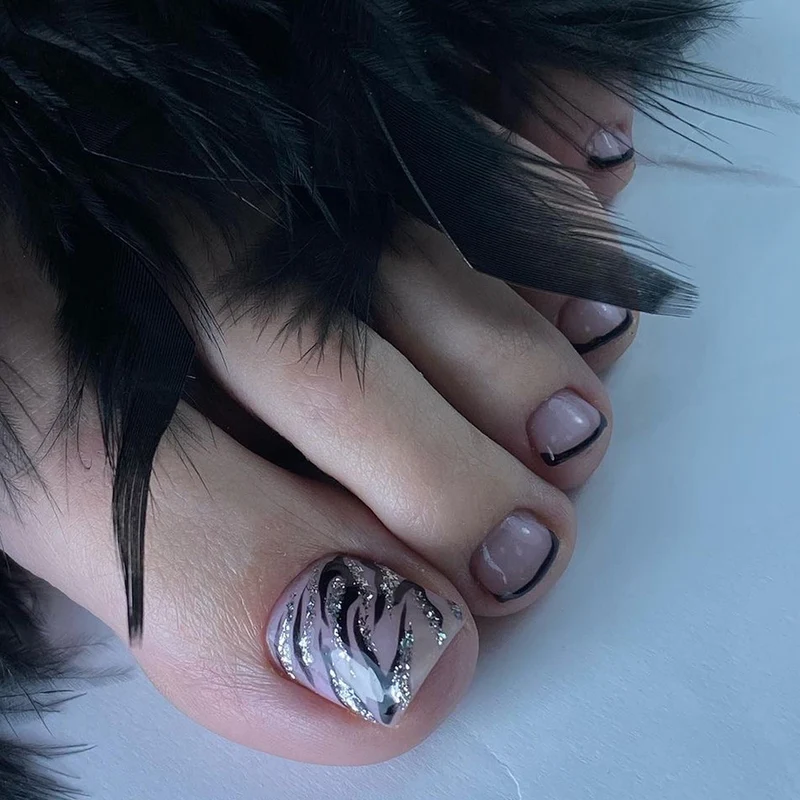 Artful toenail decoration with elegant gold accent Stornfield