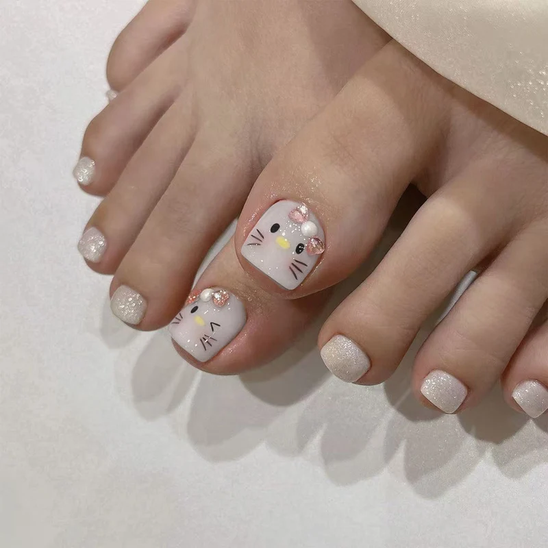 Artful toenail decoration with elegant gold accent Stornfield
