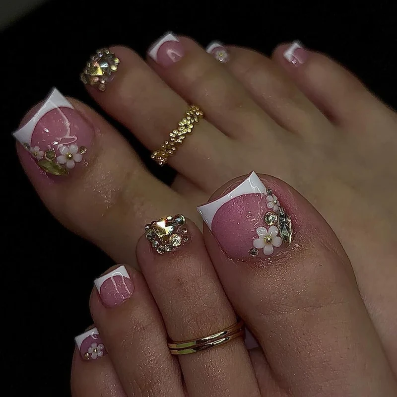 Artful toenail decoration with elegant gold accent Stornfield