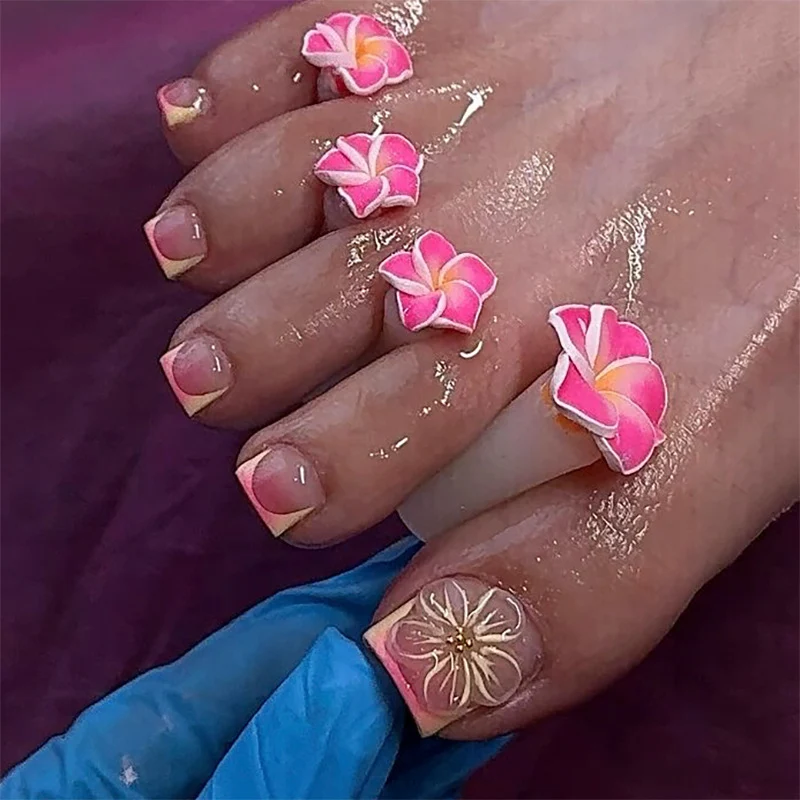 Artful toenail decoration with elegant gold accent Stornfield