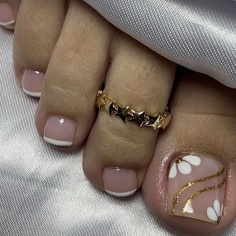 Artful toenail decoration with elegant gold accent Stornfield
