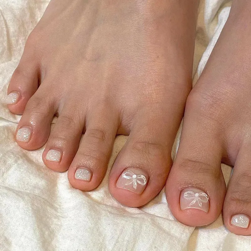 Artful toenail decoration with elegant gold accent Stornfield