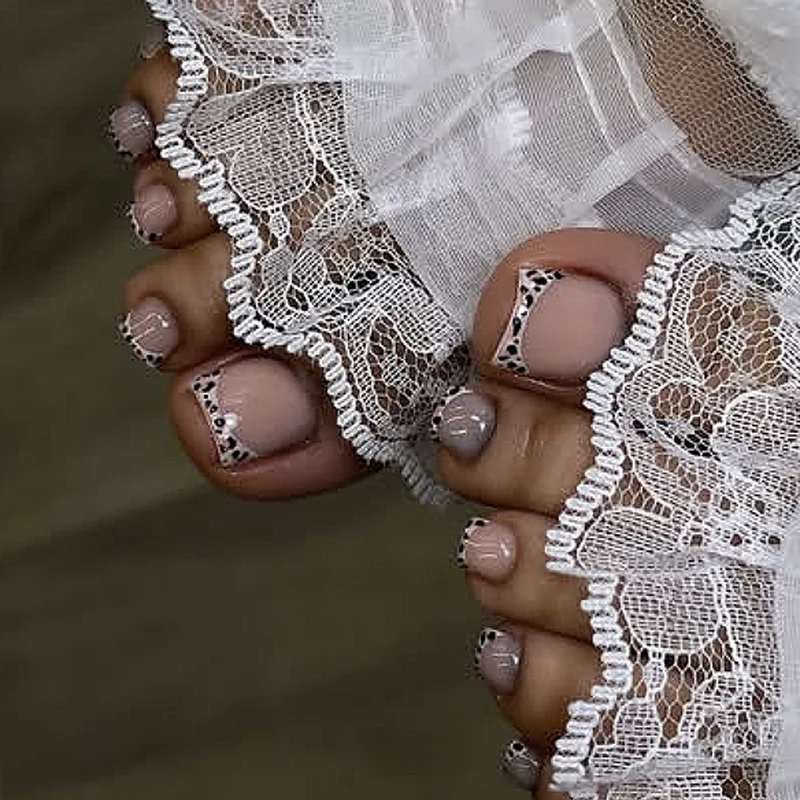 Artful toenail decoration with elegant gold accent Stornfield