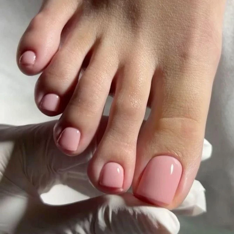 Artful toenail decoration with elegant gold accent Stornfield
