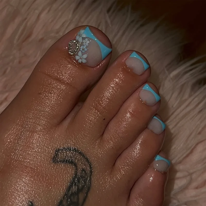 Artful toenail decoration with elegant gold accent Stornfield
