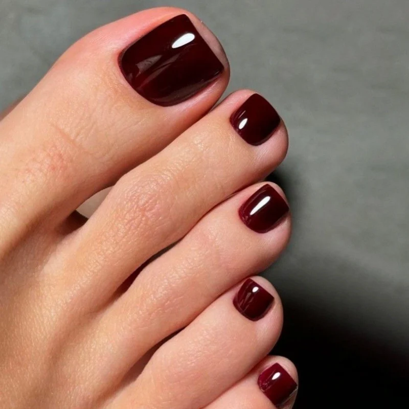 Artful toenail decoration with elegant gold accent Stornfield