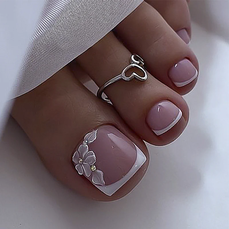 Artful toenail decoration with elegant gold accent Stornfield