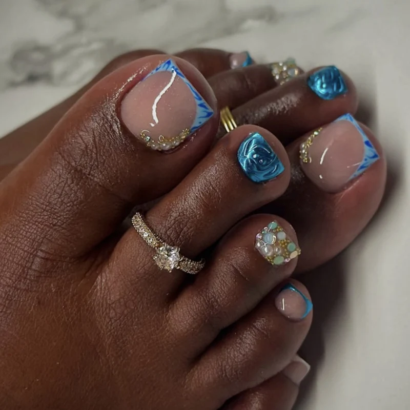 Artful toenail decoration with elegant gold accent Stornfield