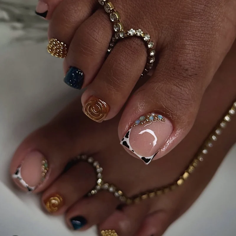 Artful toenail decoration with elegant gold accent Stornfield