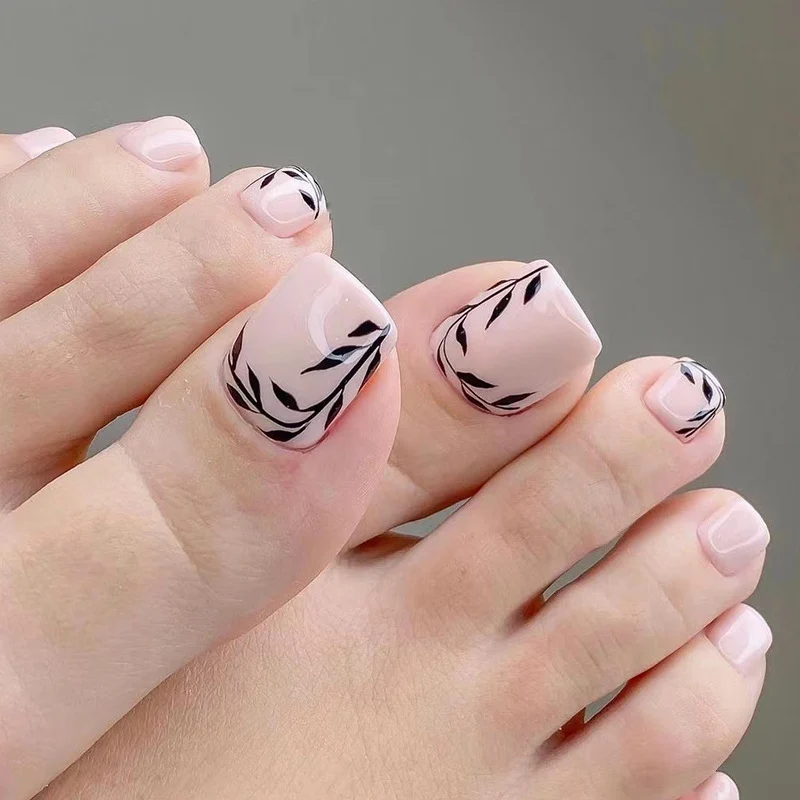 Artful toenail art with delicate leaf motifs Stornfield