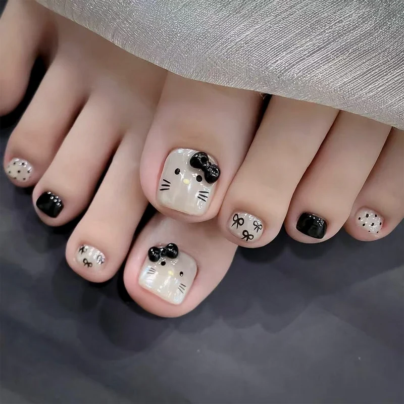 Artful toenail art with cute animal design Stornfield
