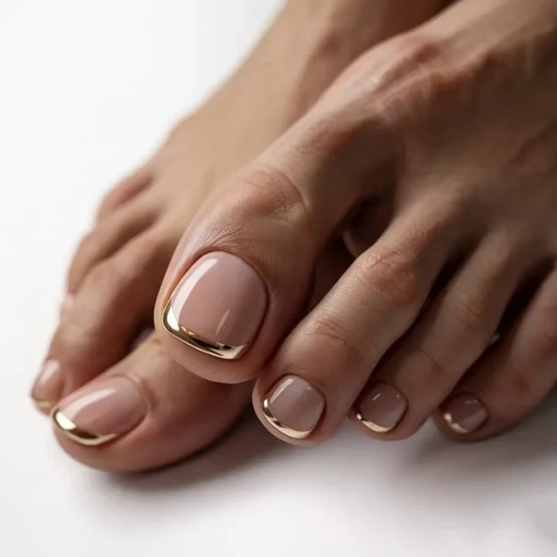 Artful toenail art with golden accents Stornfield