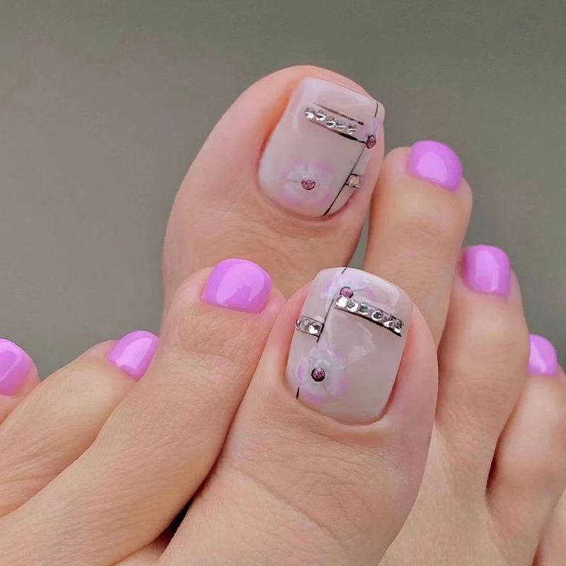 Artful toenail art with glitter accents Stornfield