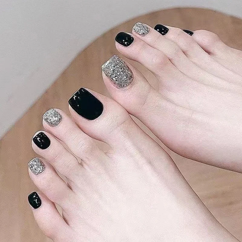 Artful toenail art with glitter and black design Stornfield