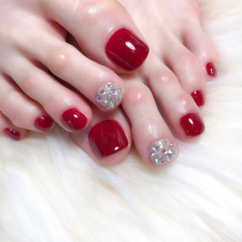 Artful toenail art with glitter and geometric accents Stornfield
