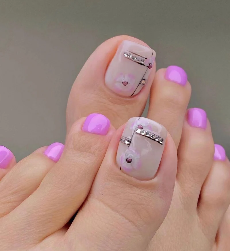 Artful toenail art with glitter and geometric accents Stornfield