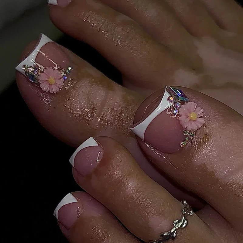 Artful toenail art with floral decorations Stornfield