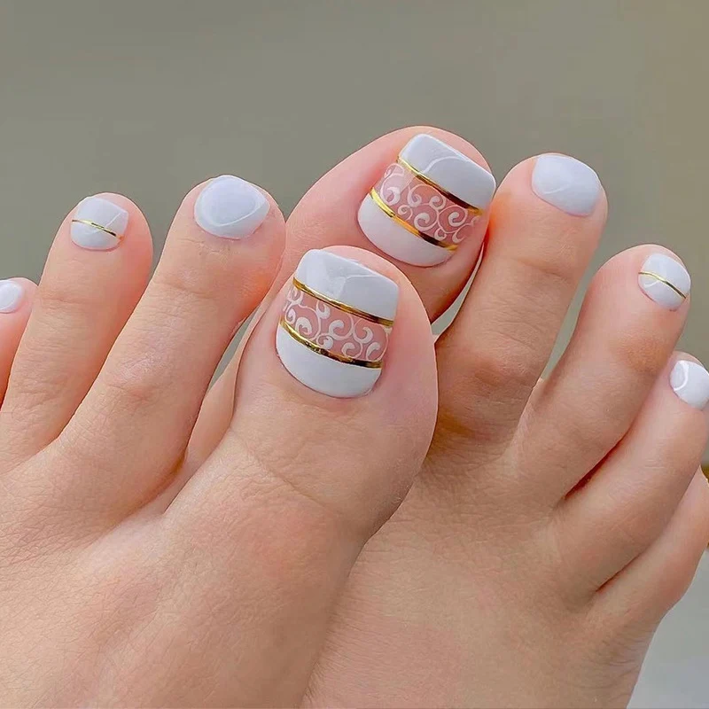 Artful toenail art with elegant golden accents Stornfield