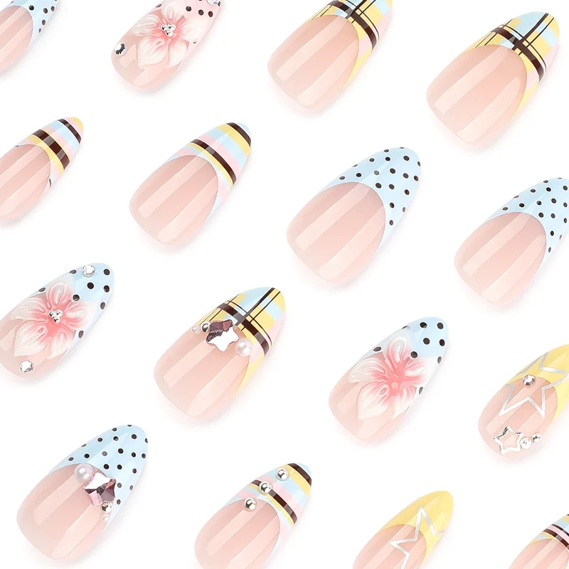 Kreative Nageldesigns mit floralem Akzent und Glitzer Karnz