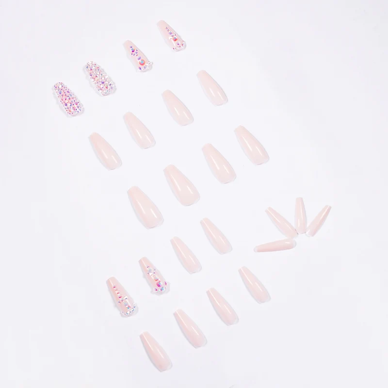 Glamouröse Nagelverlängerungen mit Strass-Akzenten Karnz