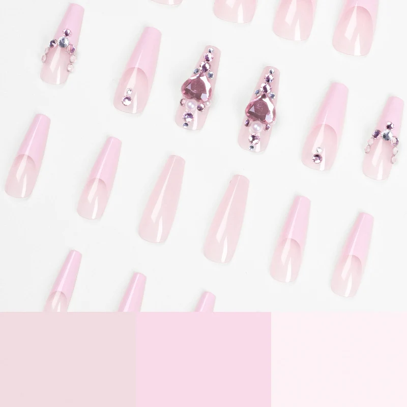 Glamouröse Nagelverlängerungen mit Glitzerverzierungen Karnz