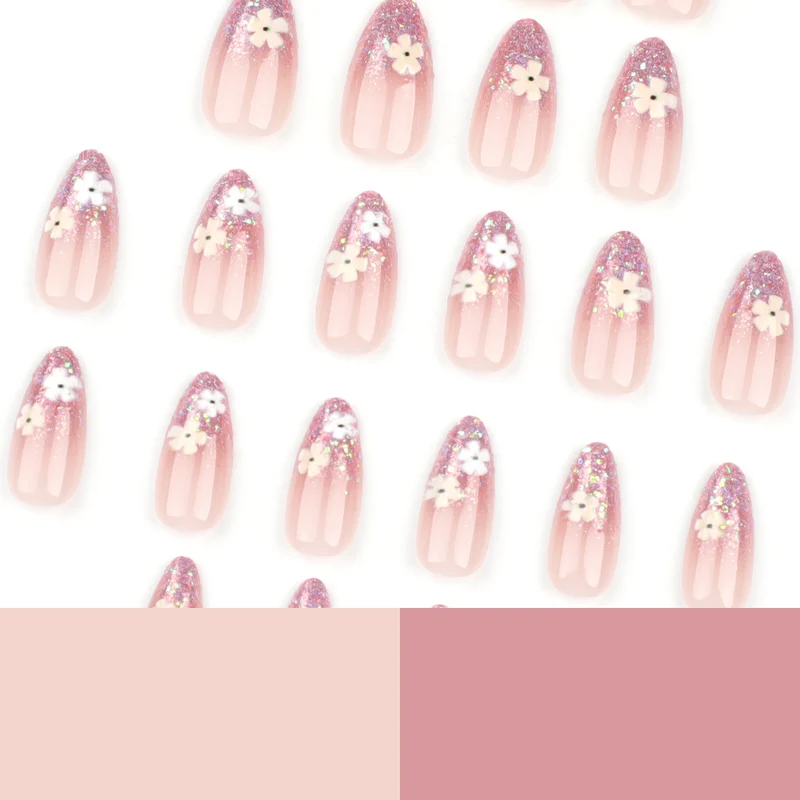 Glamouröse Nagelverlängerungen mit glitzerndem und floralem Design Karnz