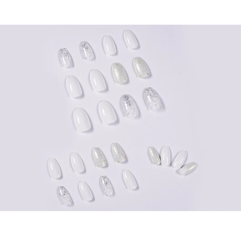 Glamouröse Nagelkunst mit Wintermotiv Karnz