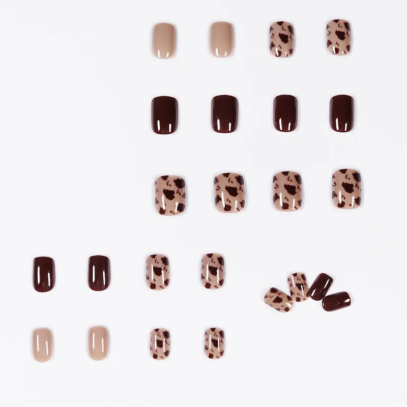 Exklusive Nagelart mit Tiermuster und Glanz Karnz