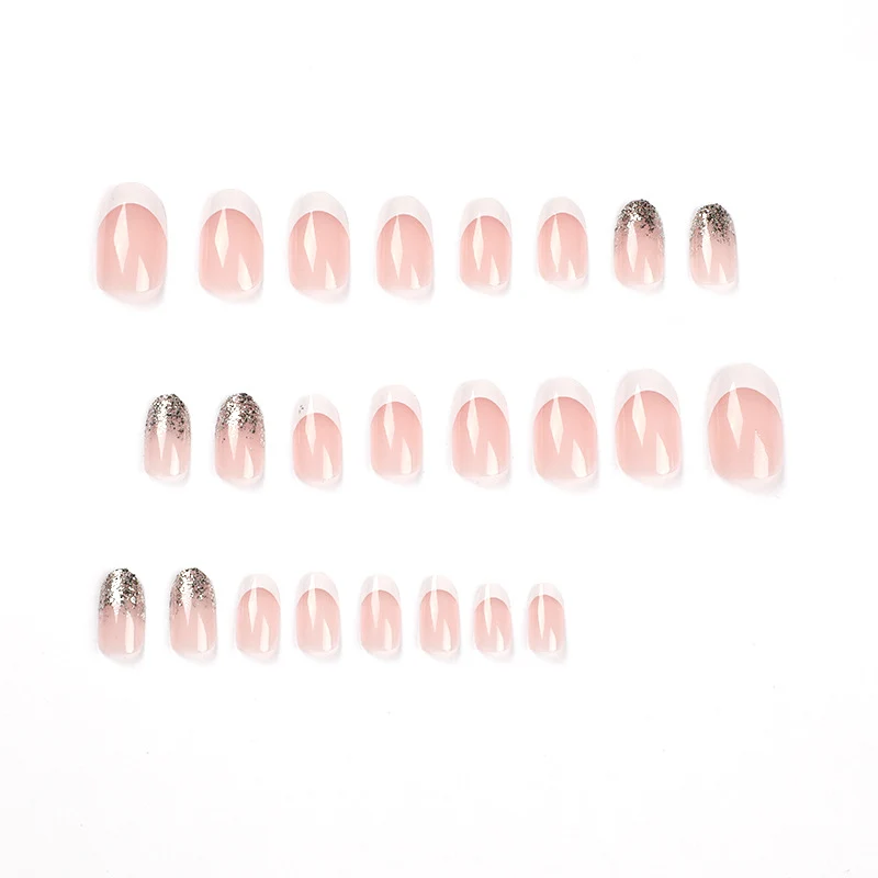 Elegante und kunstvoll gestaltete Nagelverlängerungen Karnz