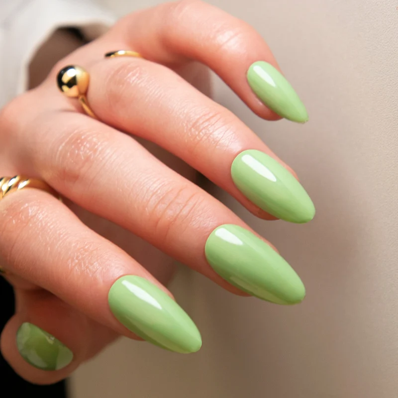 elegante Stiletto-Nägel im Hochglanz-Finish Karnz
