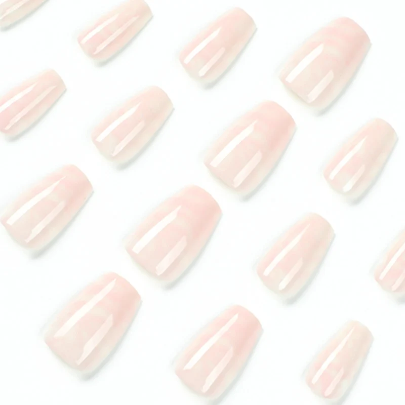Elegante Nagelverlängerungen mit marmorierten Akzenten Karnz