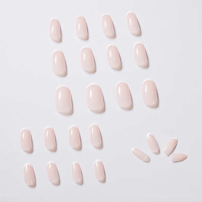 elegante Nagelkunst mit präzisem French-Tip Karnz