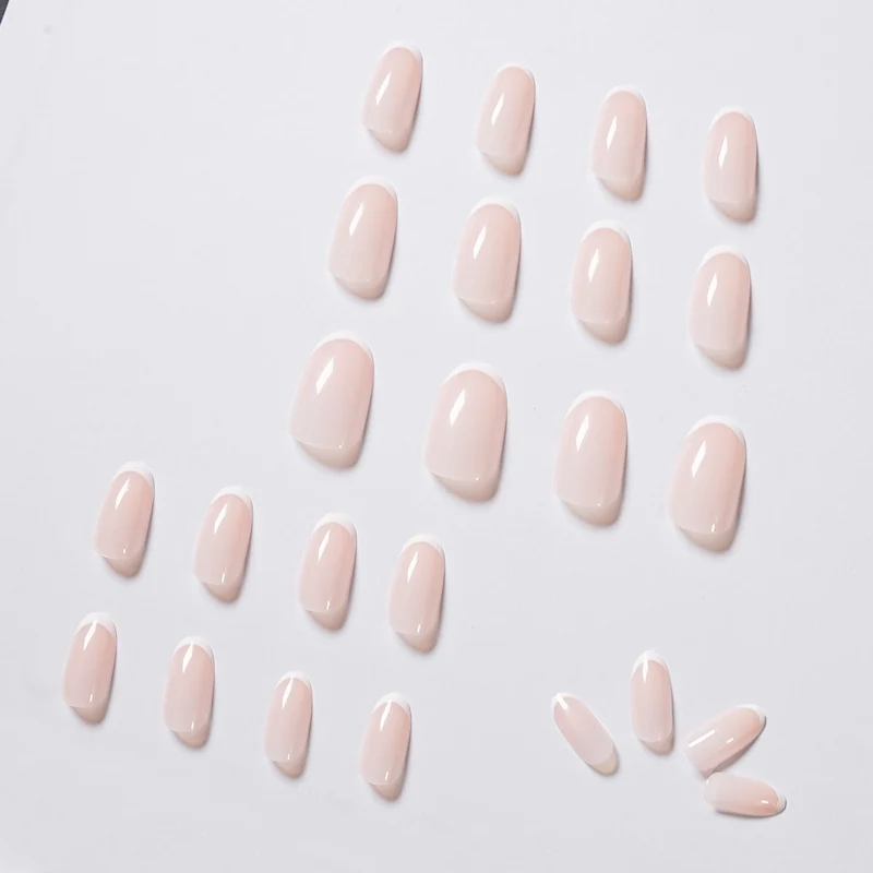 elegante Nagelkunst mit präzisem French-Tip Karnz