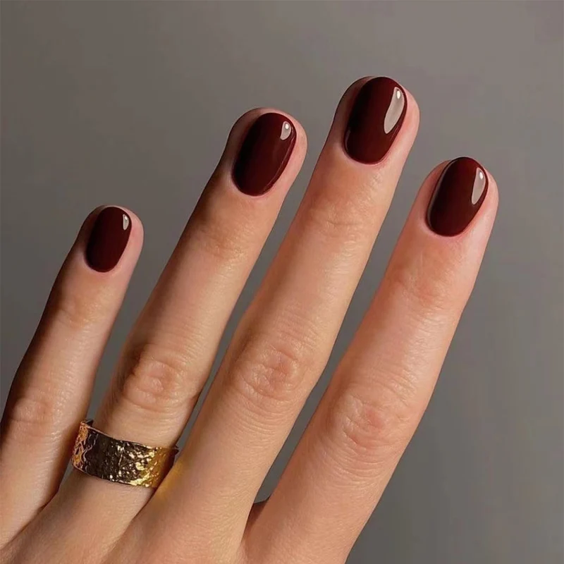 Elegante Nagelkunst mit Glanzfinish Karnz