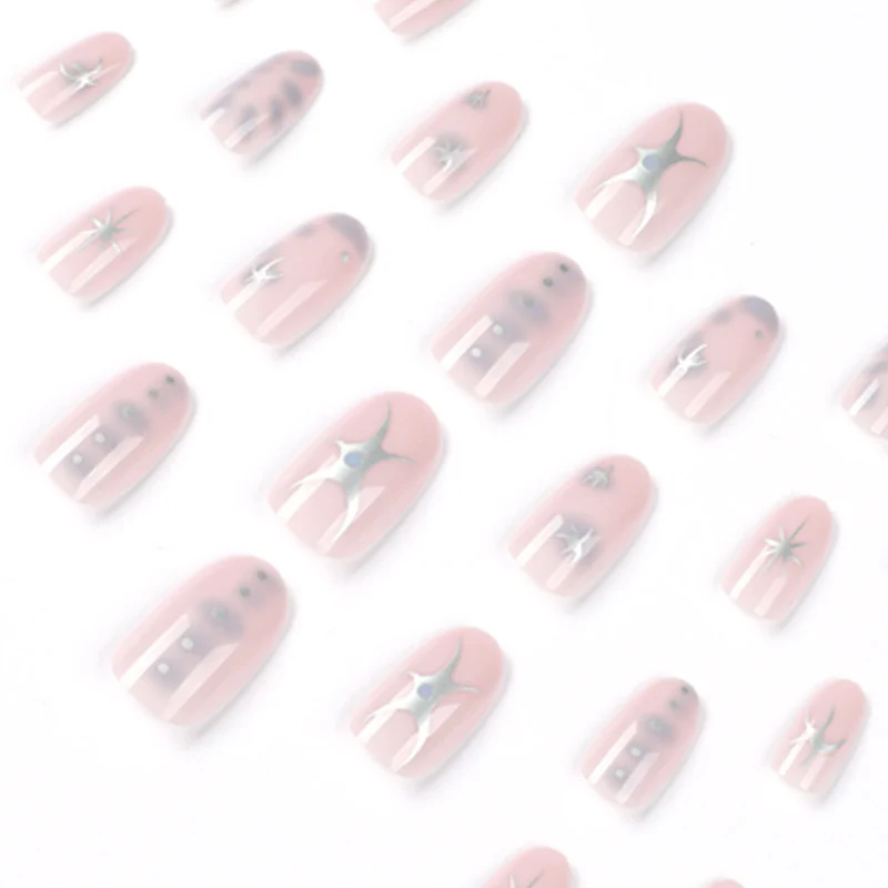 Elegante Nagelkunst mit glamourösen Metallverzierungen Karnz