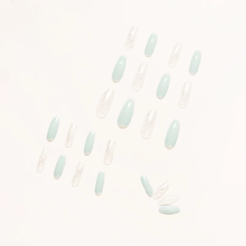 Elegante Nagelkunst mit glamourösen Effekten Karnz