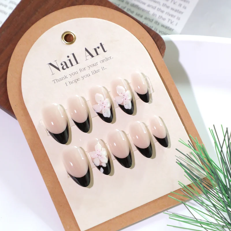 Elegante Nagelkunst mit Blütenakzenten Karnz
