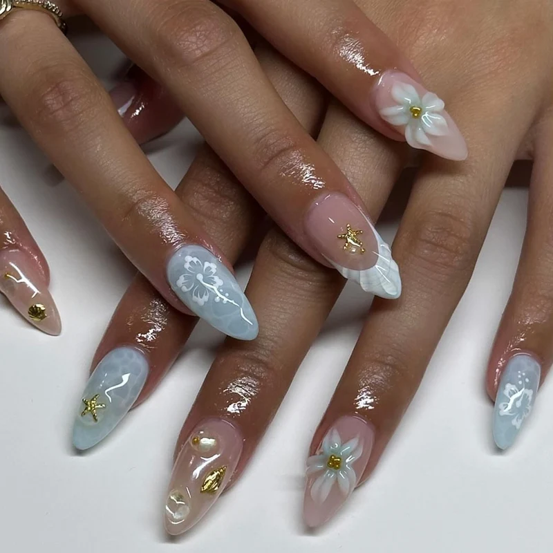 Elegante Nagelkunst im maritime Design mit Glitzer und 3D-Akzenten Karnz
